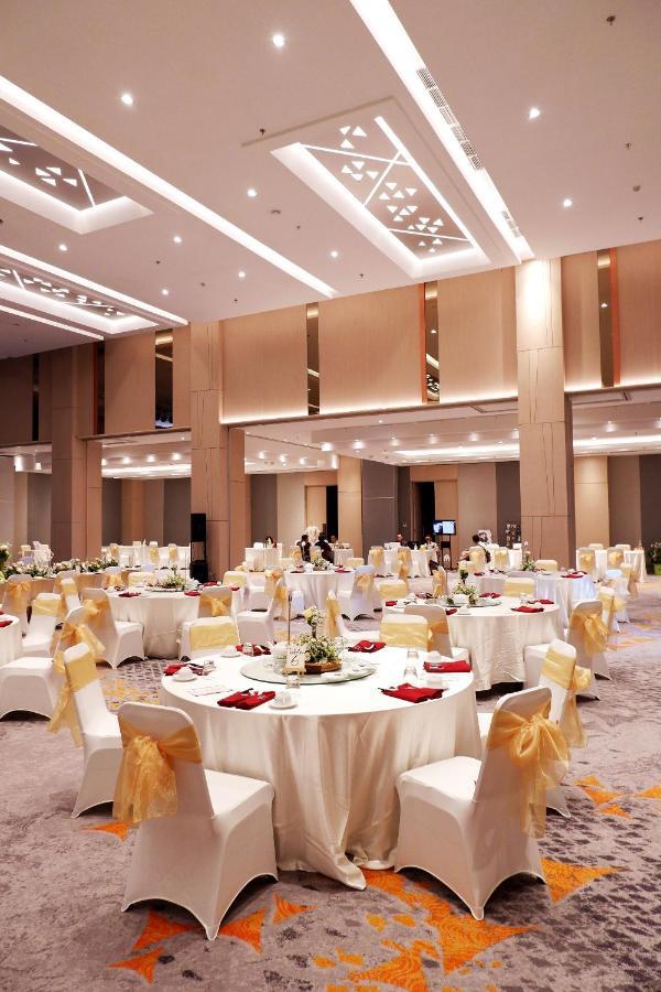 Harris Hotel & Conventions Bundaran Satelit Surabaya Exterior photo